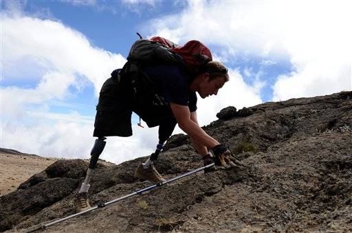 persona con discapacidad escalando